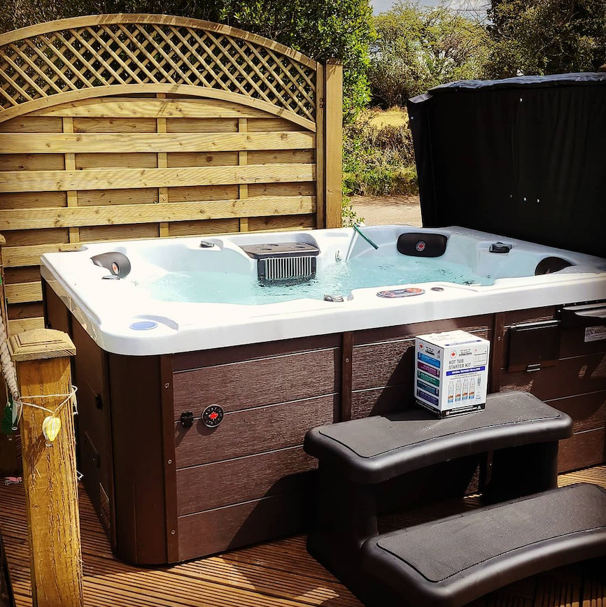 Calgary AI Plug & Play Hot Tub: 4-Person 24-Jet 213 x 150 x 78 cm