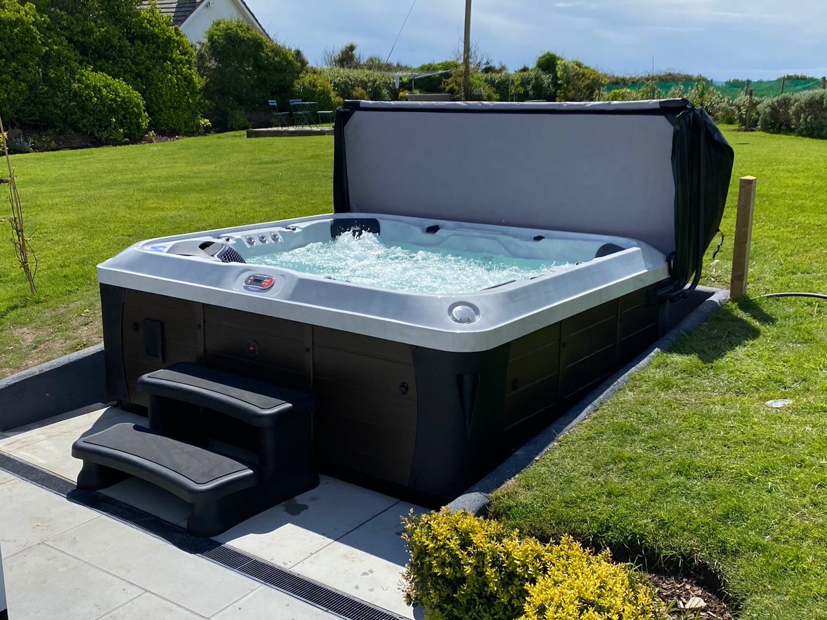 Alberta AI Hot Tub | 6-Person 57-Jet